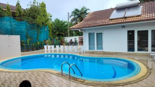 Rawai Apartment | Pool View 5 Room