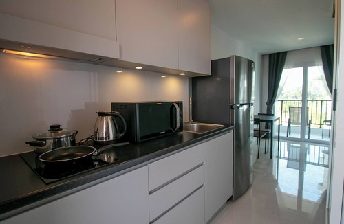 Rayong Condo | Pool view balcony 1 bdrm, modern style w Wi-Fi and AC near the beach