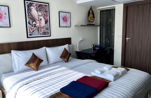 Central Pattaya Condo | Pool View Luxury Business Suite F7 in Grand Avenue by Pattaya City Estates