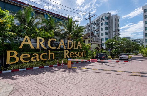South Pattaya Condo | Pool Views De Luxe at Arcadia Beach Resort