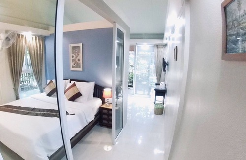 Lumphli Hotel | Q Zone Boutique