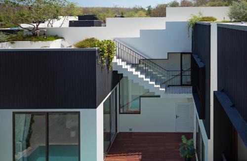 Si Sunthon Villa | Qabalah 2Br Villa, Pool & Rooftop Near Bangtao