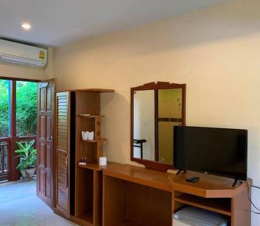Chaweng City Center House | Rattana Guesthouse & Bungalow