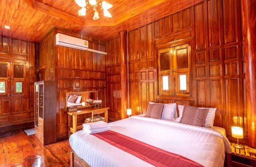 Ayutthaya Cabin | Real Thai Teak House on the River with king bed and nice garden