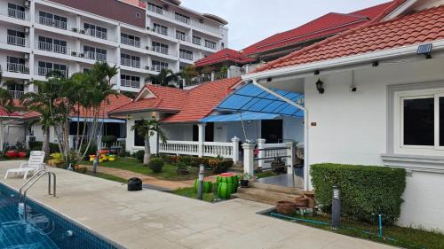 Pratumnak Hill Villa | Resort 2-3BR Huge Pool, BBQ, 300m-Beach, 8 mins to Walking Street