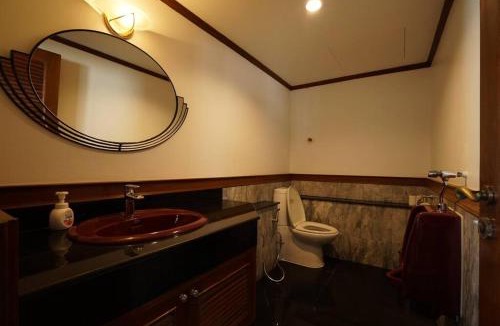 Khlong Ton Sai House | Rooftop Paradise & Koi Pond-6BR Hideaway@Icon Siam