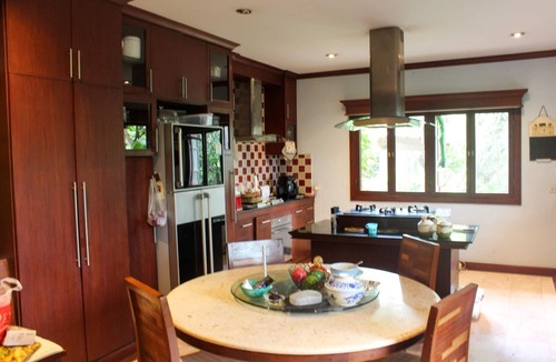 Doi Saket House | Salted pool luxury country villa near Bosang & Hot Springs with airport services