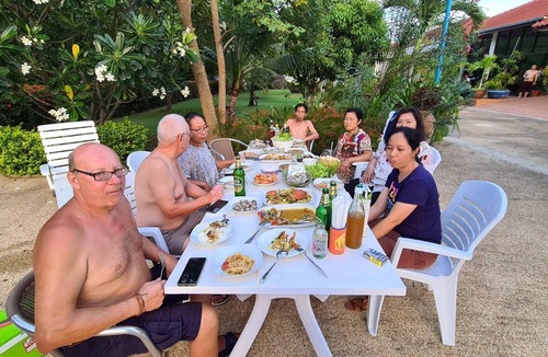 Cha-am House | Schönes Bungalow mit gemeinschaftichem Außenpool und 2km vom Sandstrand enfernt