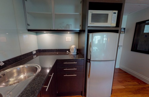 Embassy District Apartment | Siri Sathorn Apartment - 1006