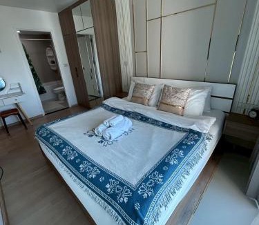Sukhumvit Apartment | SkyLink Thonglor Luxury Condo with Pool BTS Access