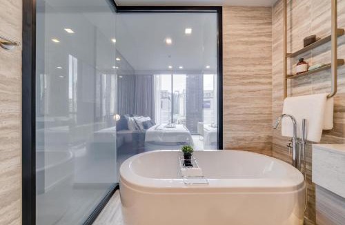 Khlong Toei Nuea Apartment | Spacious 115sqm Sleeps up to 6 Central Asoke Nana Close to MRT and BTS