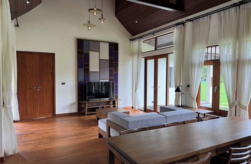 Mae Hong Son Villa | Spacious 2-bedroom villa with AC and WiFi in welcoming Pha Bong, Mae Hong Son