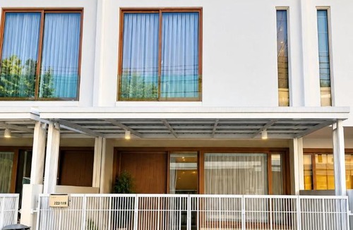 Bang Phli House | Spacious 3-Bedroom House with Shared Pool near Mega Bangna