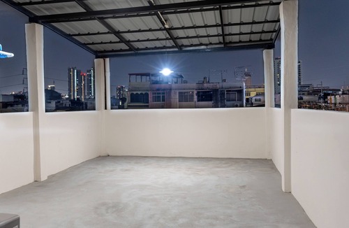 Sathorn House | Spacious 4-bedroom townhome in welcoming Krung Thep Maha Nakhon with AC