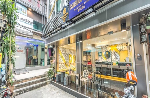 Pathumwan House | Spacious Twin Escape Deluxe Comfort for Two