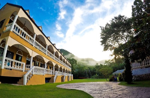 Suan Phueng Hotel | Stamp Hills Resort & Restaurant