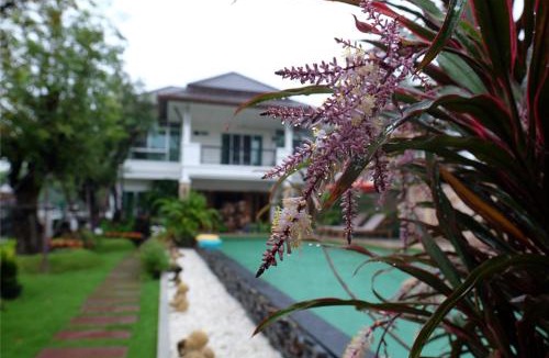 San Kamphaeng Villa | Starry Night Villa by Zhang Bin