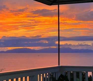 Sikao Villa | Sunny Hill House Ocean View Luxury Large Groups