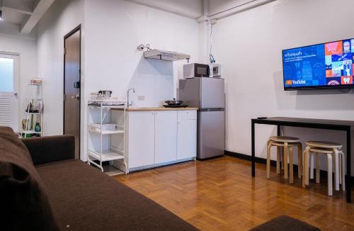 Khlong San Apartment | T3 TWO Bedrooms WIFI Full kitchen 1 min to BTS