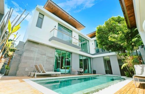 Choeng Thale Villa | Teak 5 BR Pool Villa Bang Tao Airport Shuttle