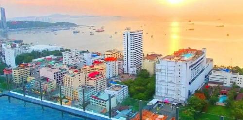 Pattaya Bay Apartment | The BASE Central Pattaya Quiet KING-Bed with Infinity Pool & Free Netflix!