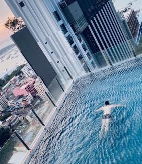 Pattaya Bay Apartment | The BASE Central Pattaya Quiet KING-Bed with Infinity Pool & Free Netflix!