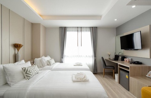 Bang Phlat Hotel | The Riski Hotel at Bangphlat Station SHA
