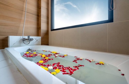 Chalong Hotel | The Thames Pool Access Resort SHA+
