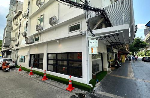 Sukhumvit Hostel | The White Den Sukhumvit 44