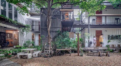 Samsen Nai Hostel | The Yard Bangkok Hostel