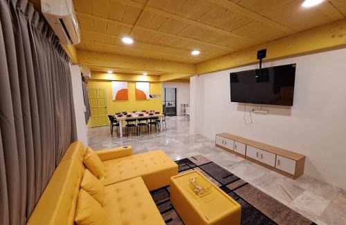 Hua Mak Villa | The Yellow House Poolvilla
