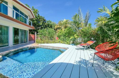 Rayong House | Tina's Living Paradise - Guesthouses with private pool