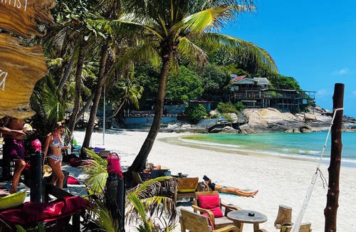 Baan Tai House | Tropical Bohemian House- 1 king bed , 1 queen air-mattress! 2 min from the beach