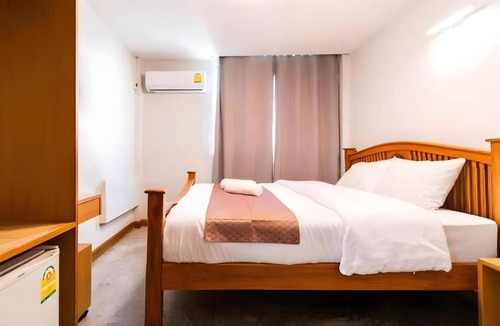 Chana Songkhram Apartment | Ujh hotel