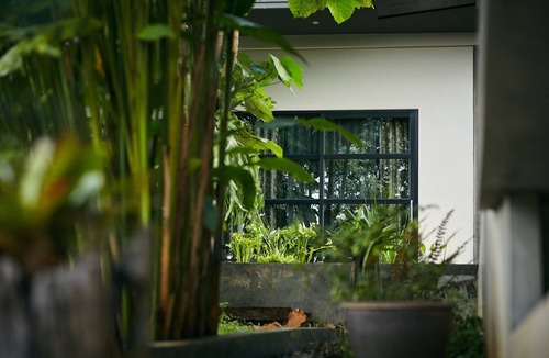 Nang Lae Cottage | Unique stilted wooden house near Black House museum
