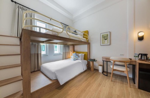 Phra Nakhon Hotel | Upstairs at Ton Ton