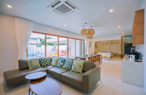 Saen Suk Villa | Urban Escape Pool Villa