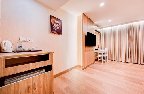 Din Daeng House | Urban Suite Escape Space Meets Comfort