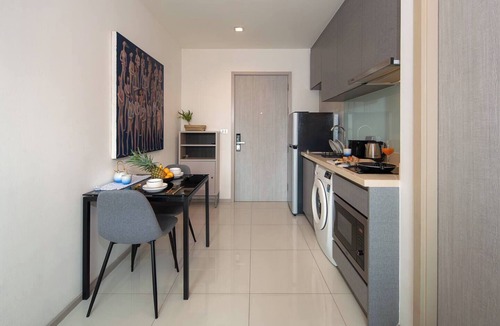 Sukhumvit Apartment | Wander | Skyline Balcony 19F | Full Kitchen | 5min to BTS