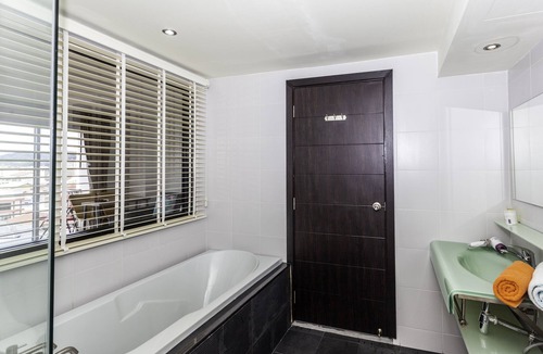 Nanai Road Resort | Wazza's Patong Apartment, Smart TV and Fast Wi-Fi, Swimup Bar, Restaurant & Gym.