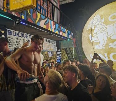 Baan Tai Hostel | WET Pool Party Haad Rin