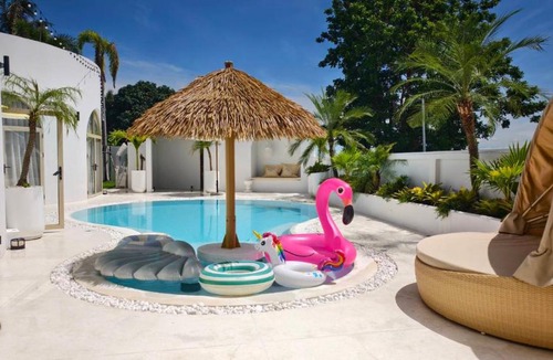 Bang Sare Villa | White Curve Villa
