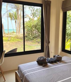 Chaloklum House | White Pearl 2BR Beachfront House Malibu Seaview