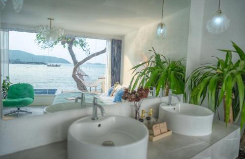Koh Lan Hotel | White