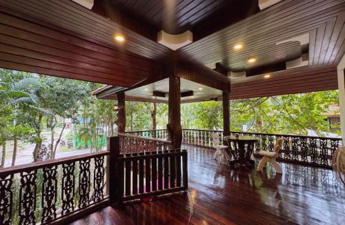Chaloklum House | Wooden villa in resort with pool, 100m from the beach