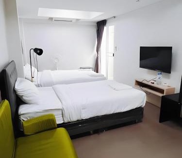 Wang Burapha Phirom Apartment | XxMitr Inn The Grand Palace Bangkok - Mrt Samyot Station