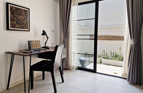 Chang Khlan House | Your Local Spacious 3-story Home, Rooftop views & King Beds near Night Bazaar