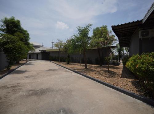 โรงแรมทูมอร์โรว์แลนด์ อมตะนคร in Ban Nong Chaeng