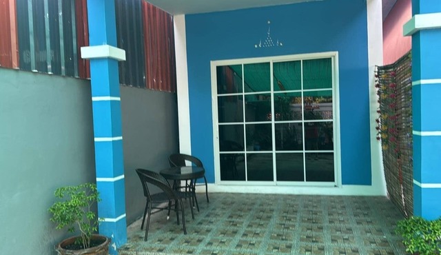 1 minute walk to the tourist strip ! New guest house on quiet Soi Great location