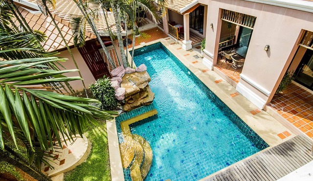 10 BR Pratamnak villa with pool